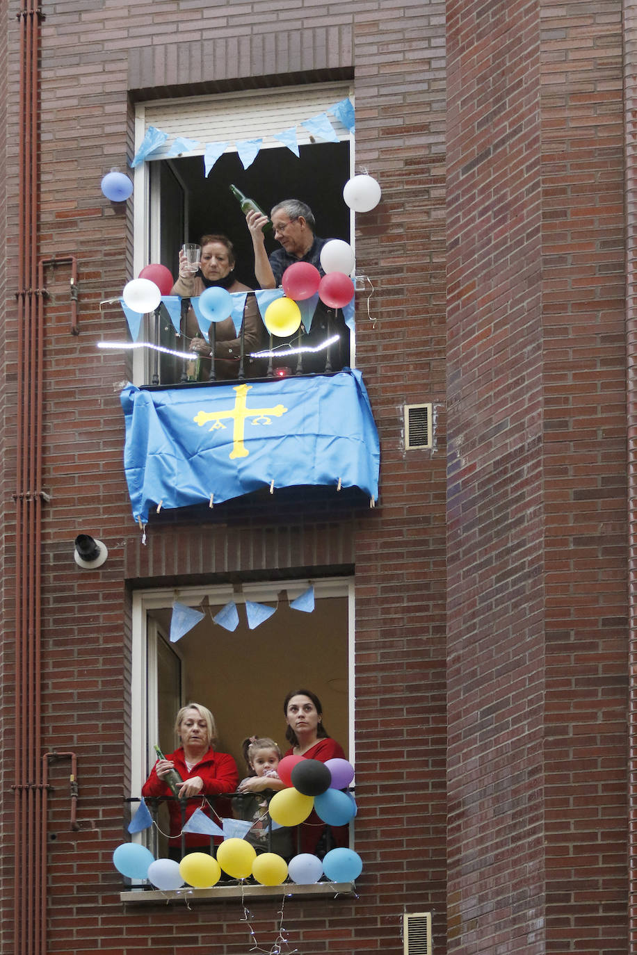 Oviedo y Gijón celebraron este viernes un multitudinario escanciado, en donde no solo hubo sidra. En esta 'fiesta' tampoco faltó la música y unos balcones engalanados para la ocasión.