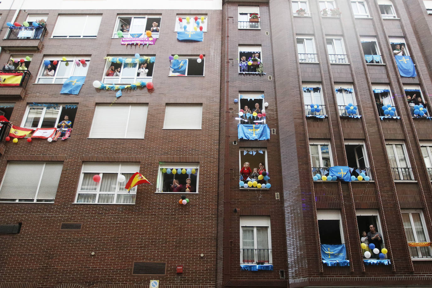 Oviedo y Gijón celebraron este viernes un multitudinario escanciado, en donde no solo hubo sidra. En esta 'fiesta' tampoco faltó la música y unos balcones engalanados para la ocasión.