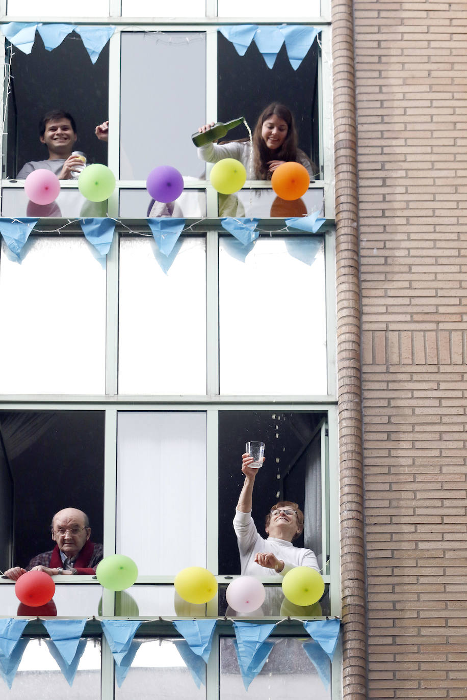 Oviedo y Gijón celebraron este viernes un multitudinario escanciado, en donde no solo hubo sidra. En esta 'fiesta' tampoco faltó la música y unos balcones engalanados para la ocasión.