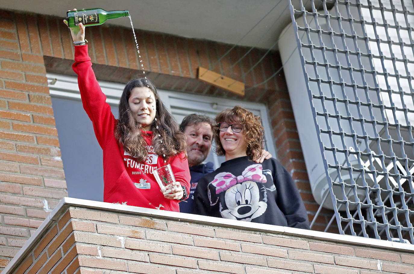 Oviedo y Gijón celebraron este viernes un multitudinario escanciado, en donde no solo hubo sidra. En esta 'fiesta' tampoco faltó la música y unos balcones engalanados para la ocasión.