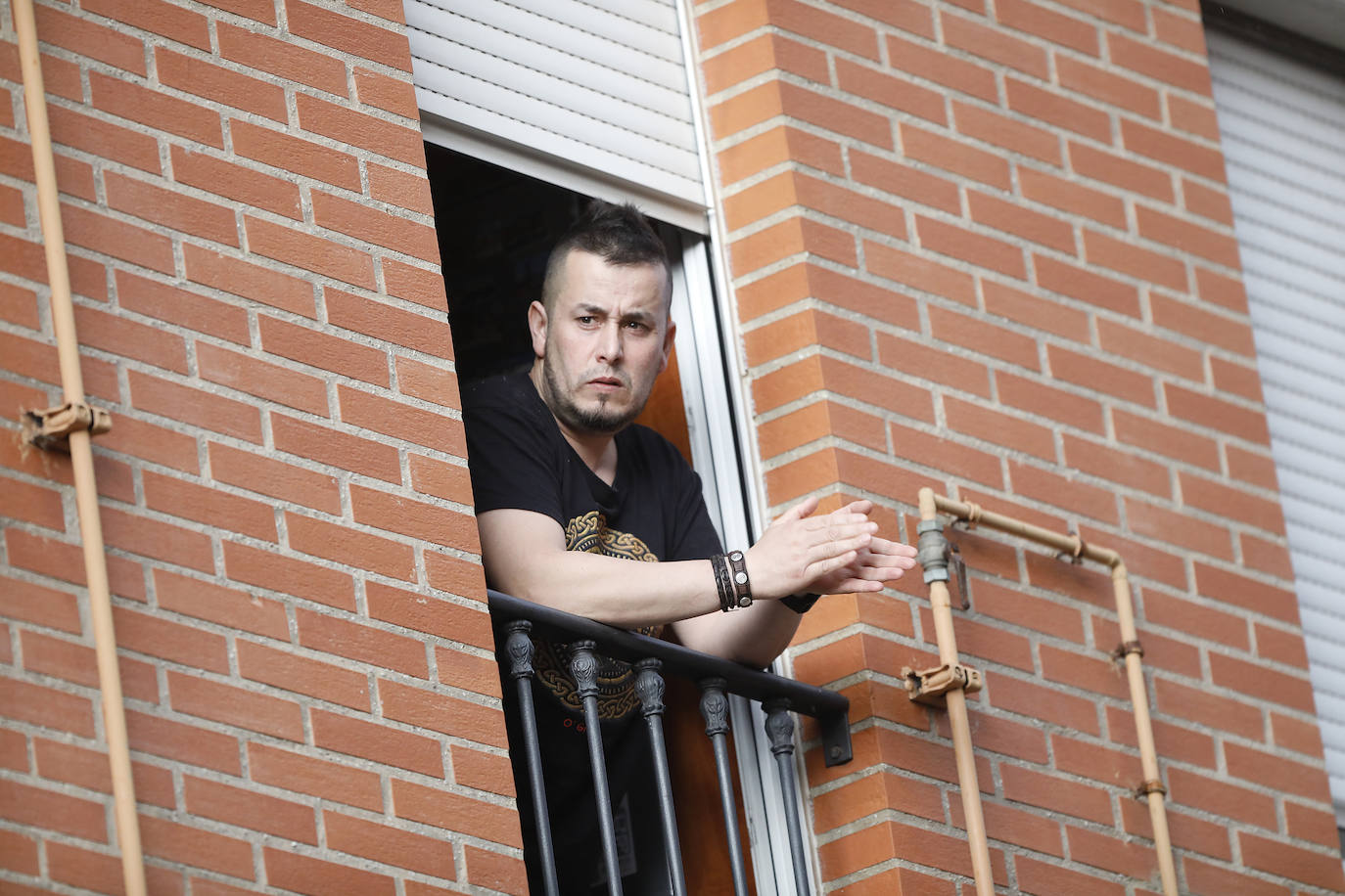 Oviedo y Gijón celebraron este viernes un multitudinario escanciado, en donde no solo hubo sidra. En esta 'fiesta' tampoco faltó la música y unos balcones engalanados para la ocasión.