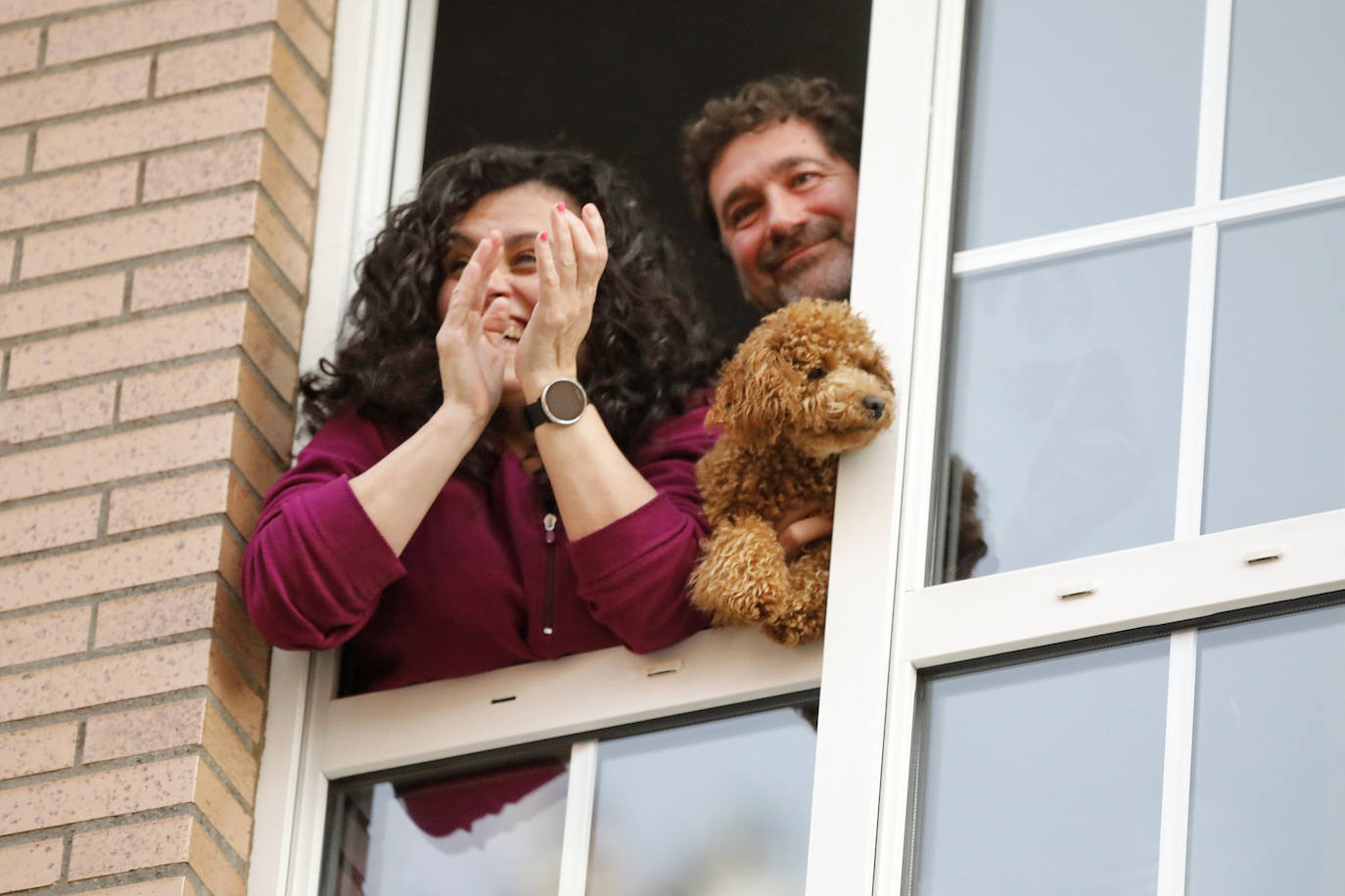 Oviedo y Gijón celebraron este viernes un multitudinario escanciado, en donde no solo hubo sidra. En esta 'fiesta' tampoco faltó la música y unos balcones engalanados para la ocasión.