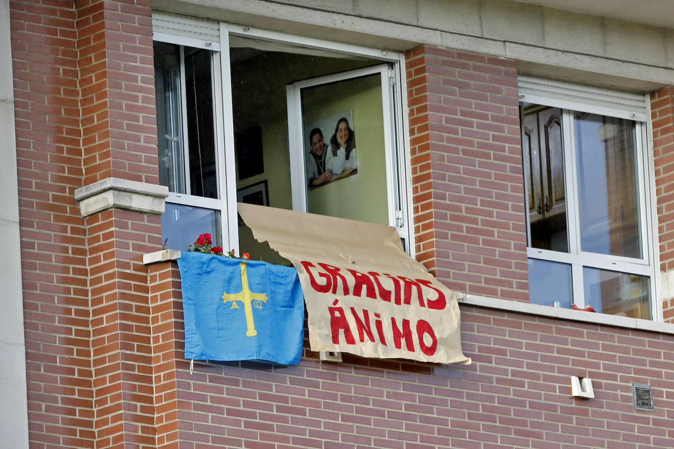 Oviedo y Gijón celebraron este viernes un multitudinario escanciado, en donde no solo hubo sidra. En esta 'fiesta' tampoco faltó la música y unos balcones engalanados para la ocasión.