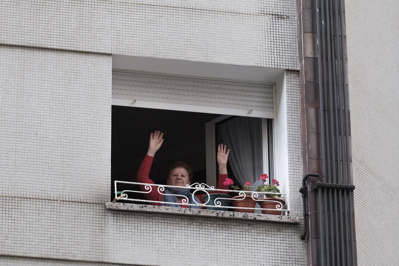 Oviedo y Gijón celebraron este viernes un multitudinario escanciado, en donde no solo hubo sidra. En esta 'fiesta' tampoco faltó la música y unos balcones engalanados para la ocasión.