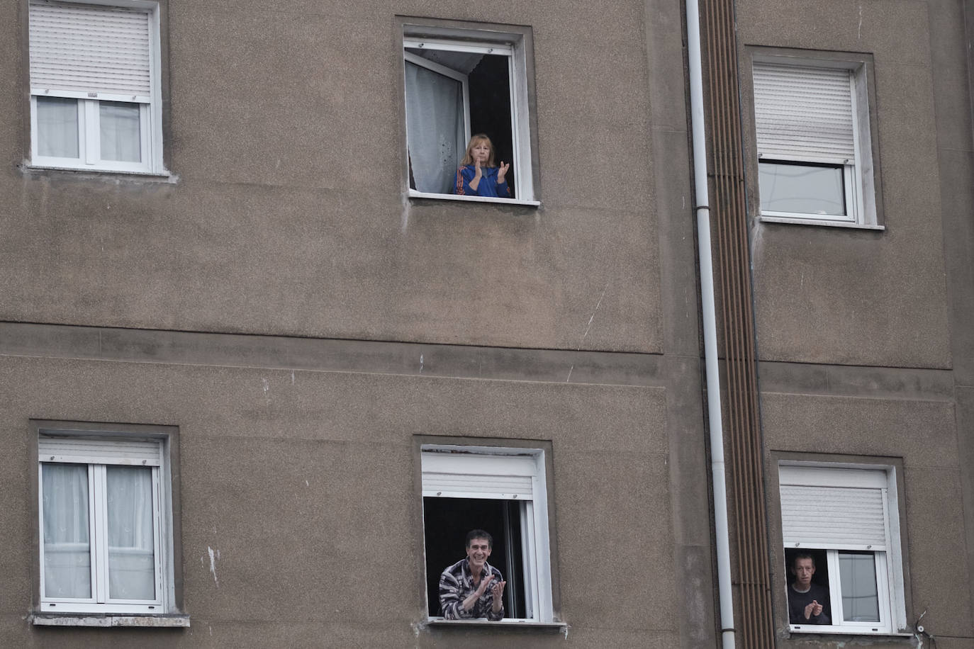 Oviedo y Gijón celebraron este viernes un multitudinario escanciado, en donde no solo hubo sidra. En esta 'fiesta' tampoco faltó la música y unos balcones engalanados para la ocasión.