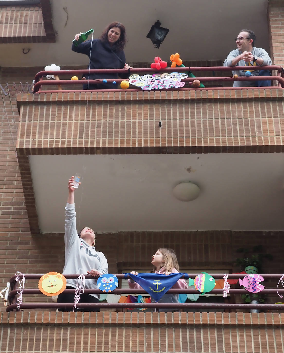 Oviedo y Gijón celebraron este viernes un multitudinario escanciado, en donde no solo hubo sidra. En esta 'fiesta' tampoco faltó la música y unos balcones engalanados para la ocasión.