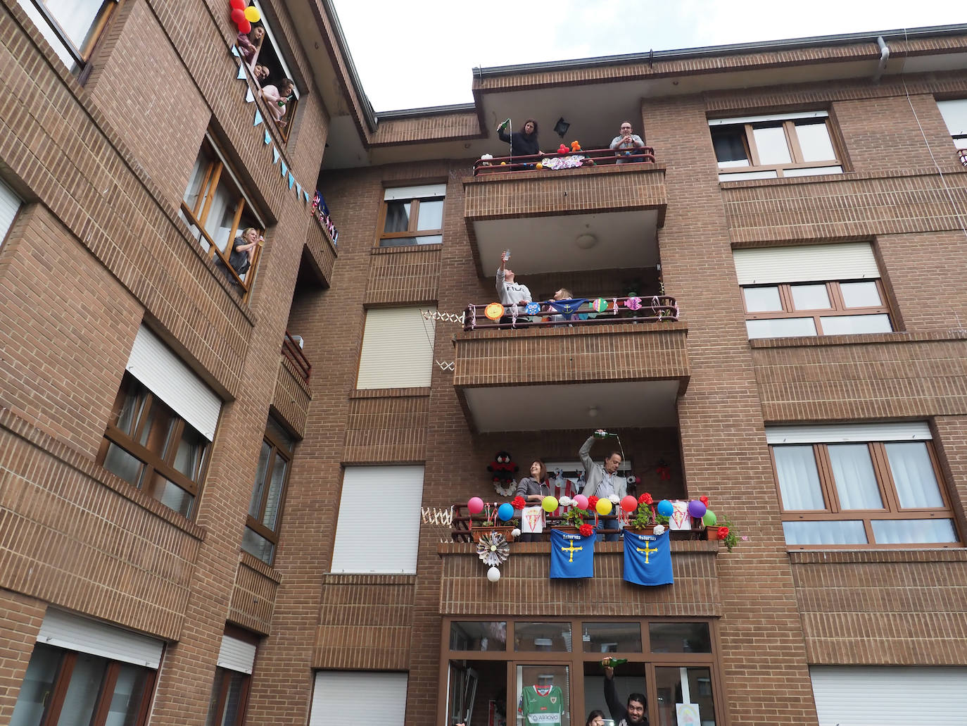 Oviedo y Gijón celebraron este viernes un multitudinario escanciado, en donde no solo hubo sidra. En esta 'fiesta' tampoco faltó la música y unos balcones engalanados para la ocasión.