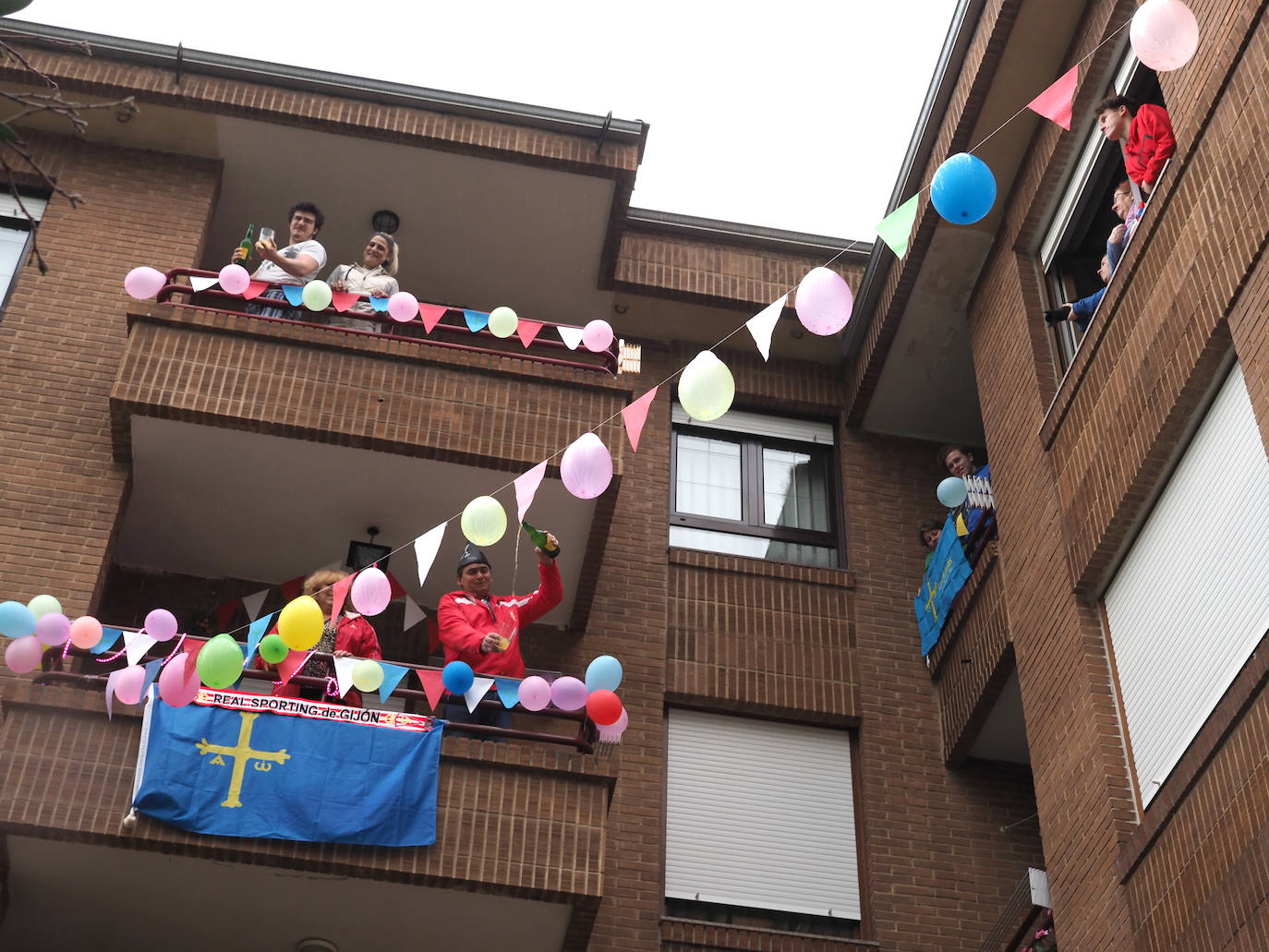 Oviedo y Gijón celebraron este viernes un multitudinario escanciado, en donde no solo hubo sidra. En esta 'fiesta' tampoco faltó la música y unos balcones engalanados para la ocasión.