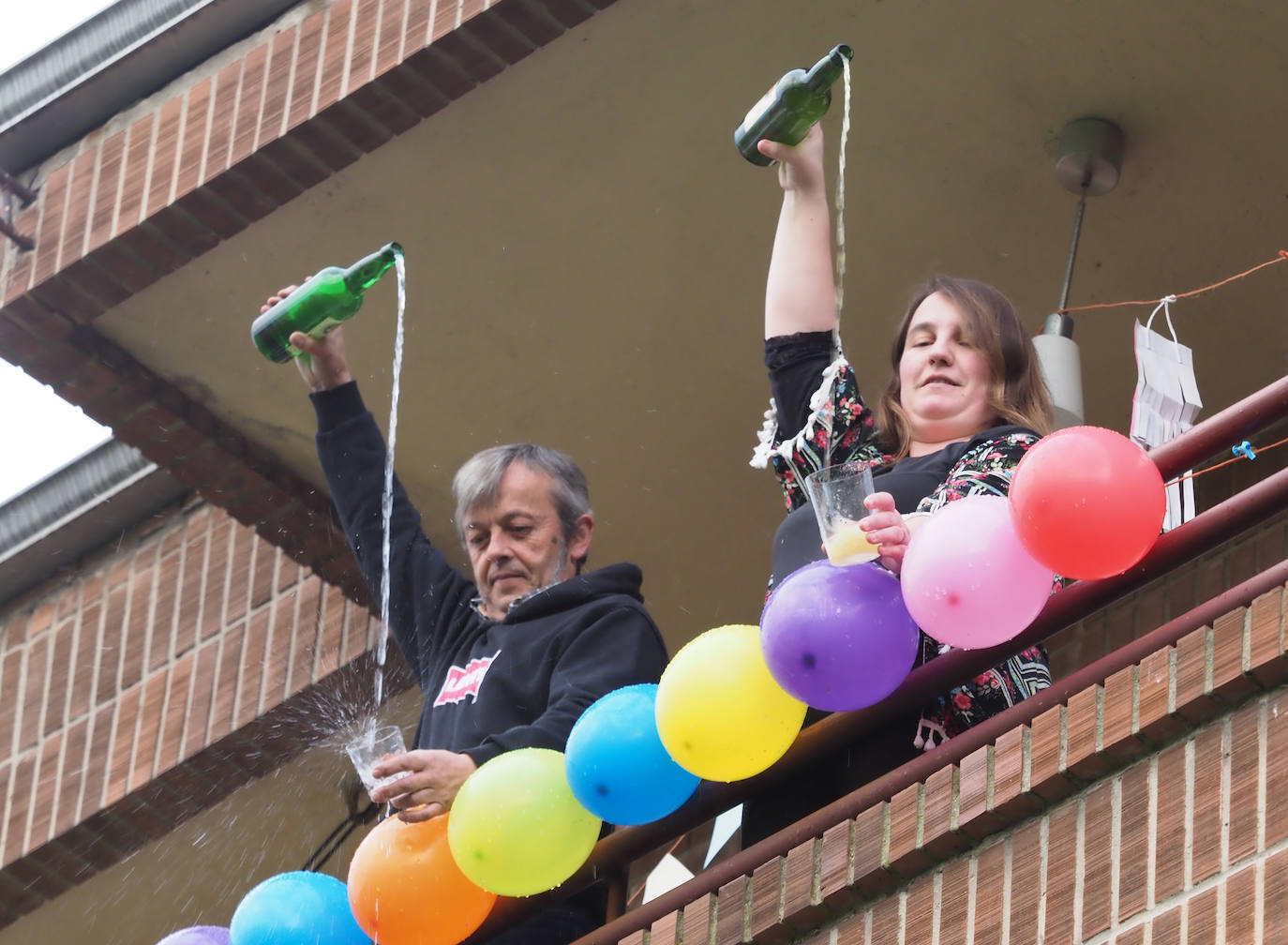 Oviedo y Gijón celebraron este viernes un multitudinario escanciado, en donde no solo hubo sidra. En esta 'fiesta' tampoco faltó la música y unos balcones engalanados para la ocasión.