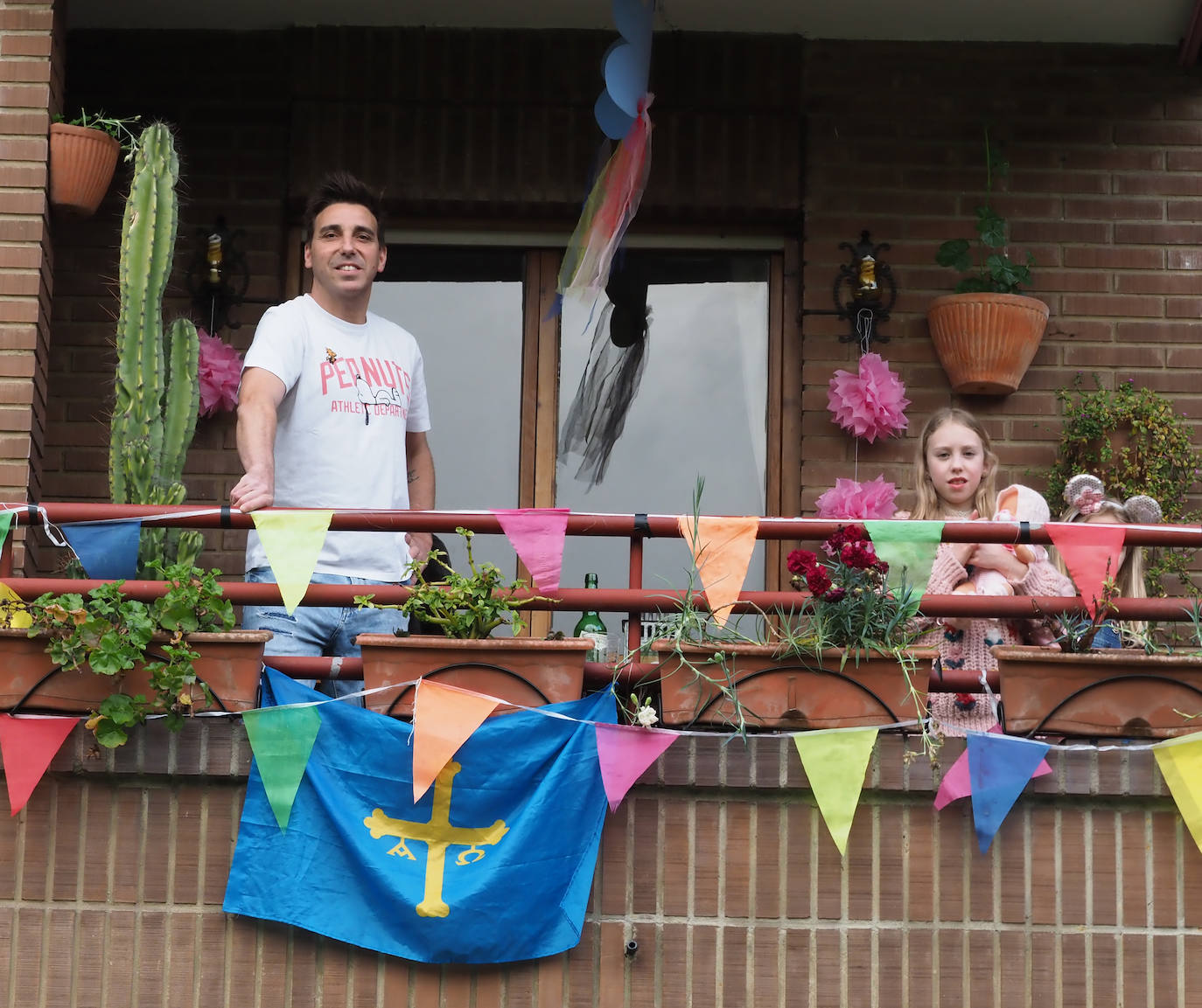 Oviedo y Gijón celebraron este viernes un multitudinario escanciado, en donde no solo hubo sidra. En esta 'fiesta' tampoco faltó la música y unos balcones engalanados para la ocasión.