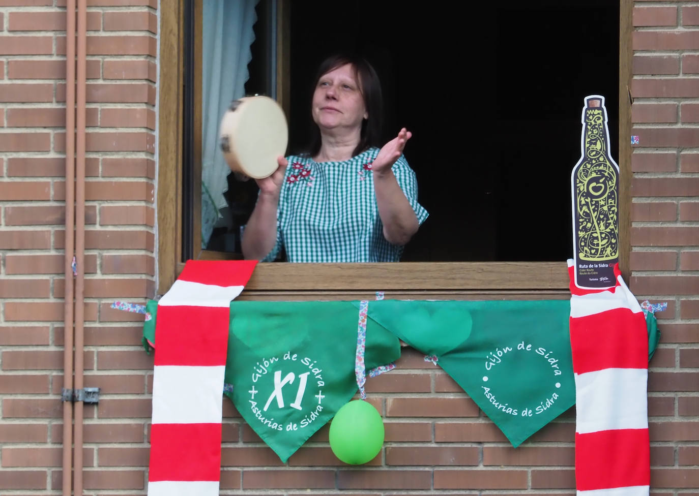 Oviedo y Gijón celebraron este viernes un multitudinario escanciado, en donde no solo hubo sidra. En esta 'fiesta' tampoco faltó la música y unos balcones engalanados para la ocasión.