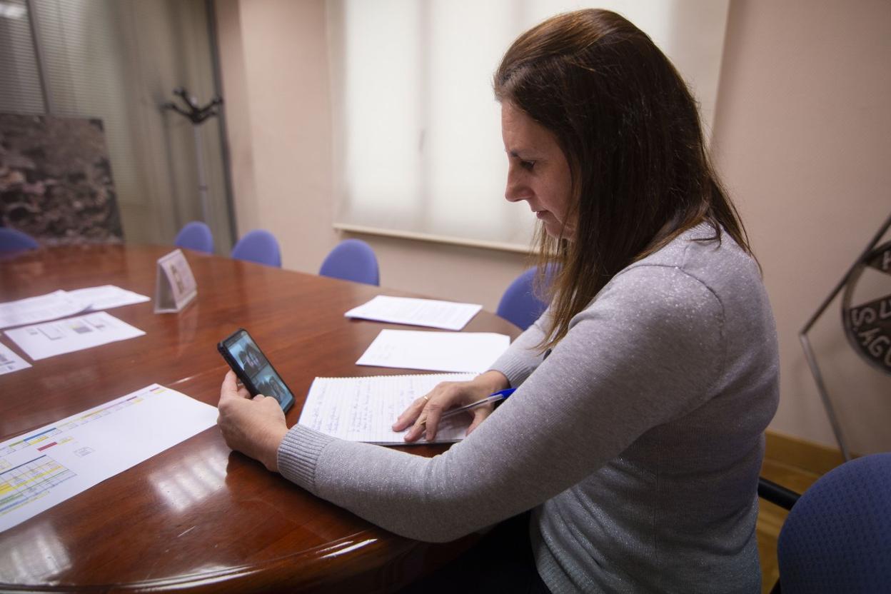 La concejala de Educación, Nuria Delmiro, durante la reunión telemática. 
