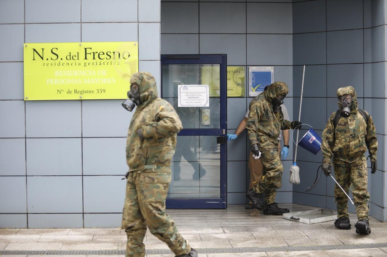 Miembros de la Unidad Militar de Emergencias, tras desinfectar la residencia Nuestra Señora del Fresno, en Langreo. 