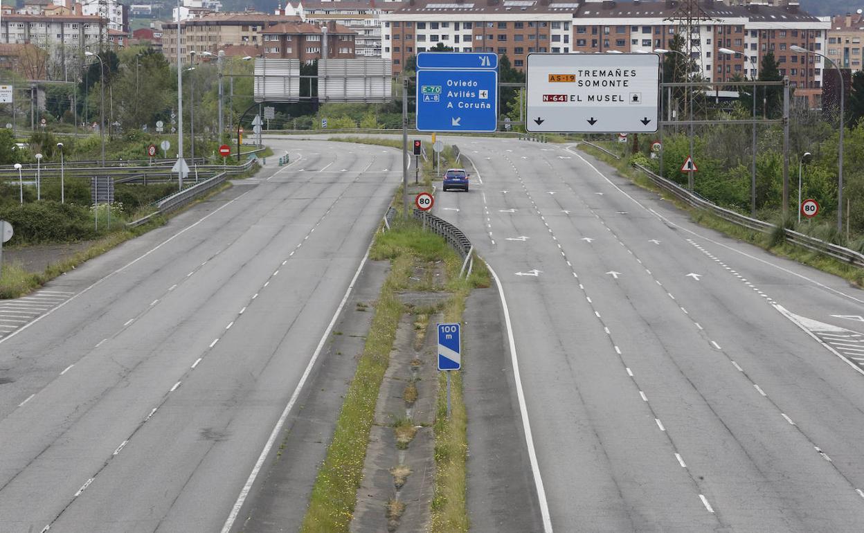 La Avenida del Príncipe de Asturias, en Gijón, sin tráfico durante el confinamiento 
