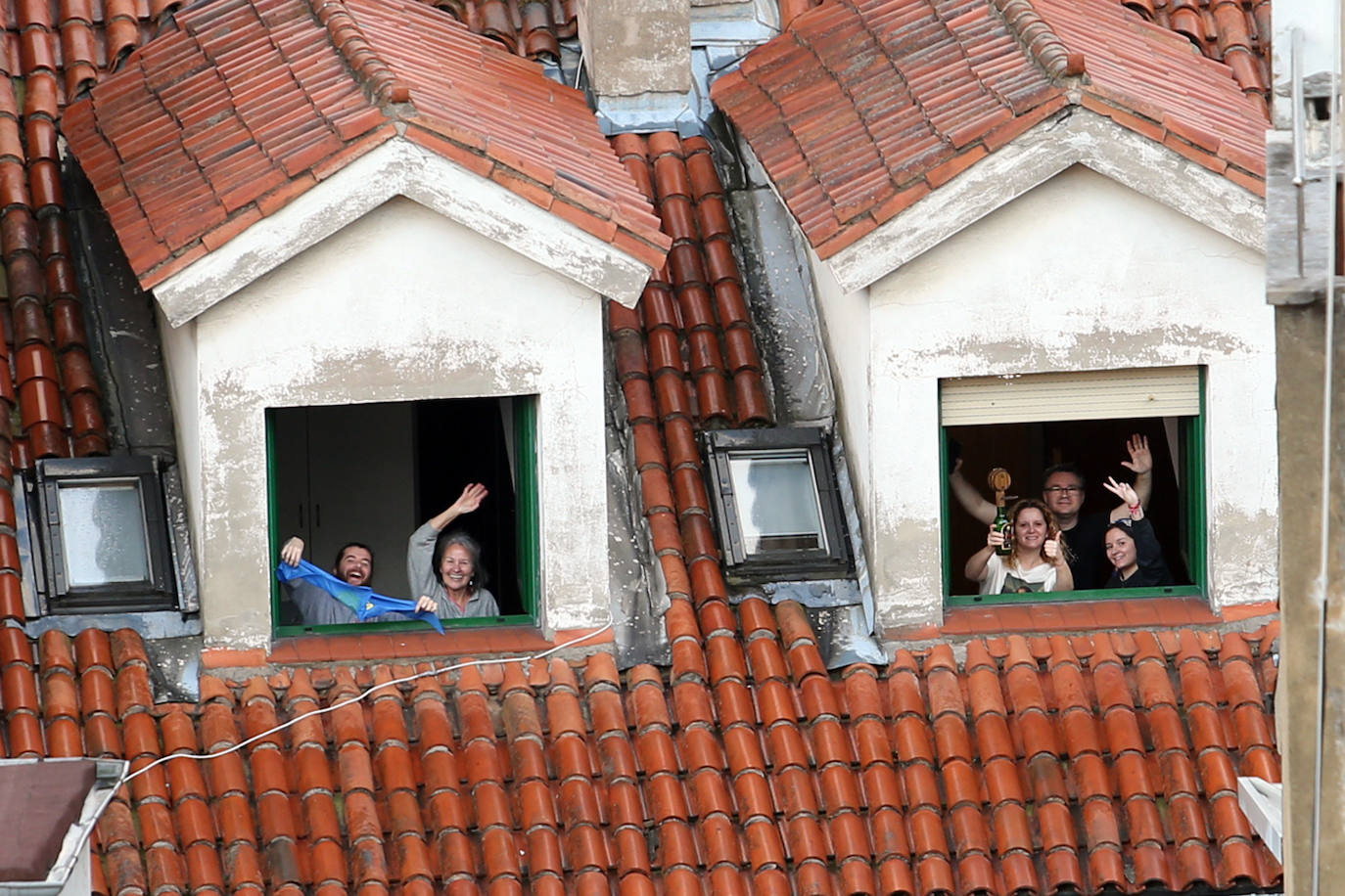 Este viernes tuvo lugar el primer escanciado simultaneo de sidra que los hosteleros de la Asociación de Sidrerías de la calle Gascona, en Oviedo, han puesto en marcha por toda la región para amenizar el confinamiento obligado por el coronavirus y mostrar su apoyo al maltrecho sector de la hostelería.