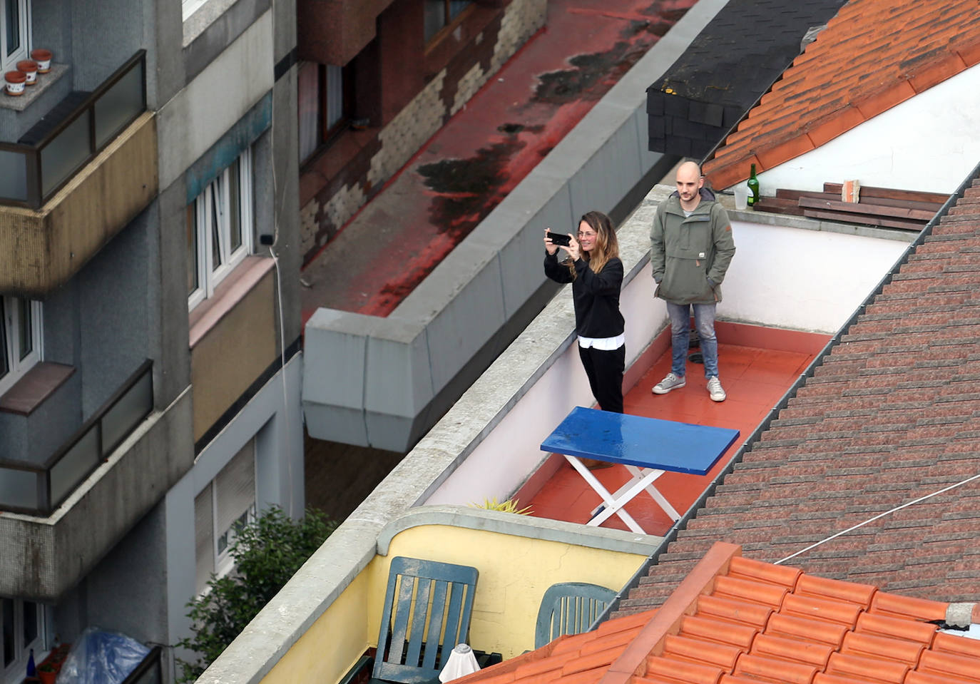 Este viernes tuvo lugar el primer escanciado simultaneo de sidra que los hosteleros de la Asociación de Sidrerías de la calle Gascona, en Oviedo, han puesto en marcha por toda la región para amenizar el confinamiento obligado por el coronavirus y mostrar su apoyo al maltrecho sector de la hostelería.