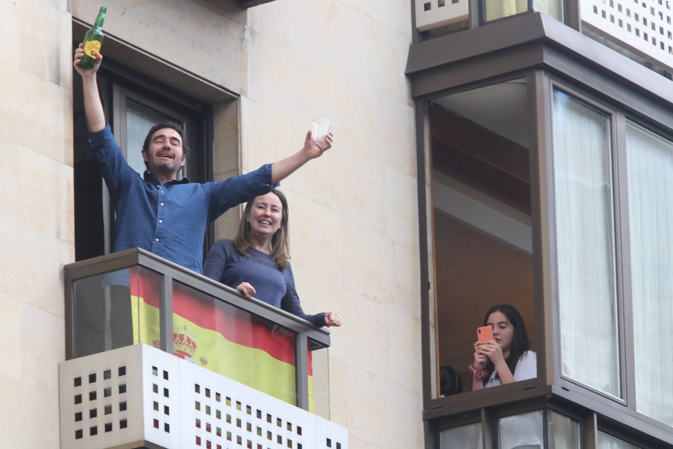 Este viernes tuvo lugar el primer escanciado simultaneo de sidra que los hosteleros de la Asociación de Sidrerías de la calle Gascona, en Oviedo, han puesto en marcha por toda la región para amenizar el confinamiento obligado por el coronavirus y mostrar su apoyo al maltrecho sector de la hostelería.