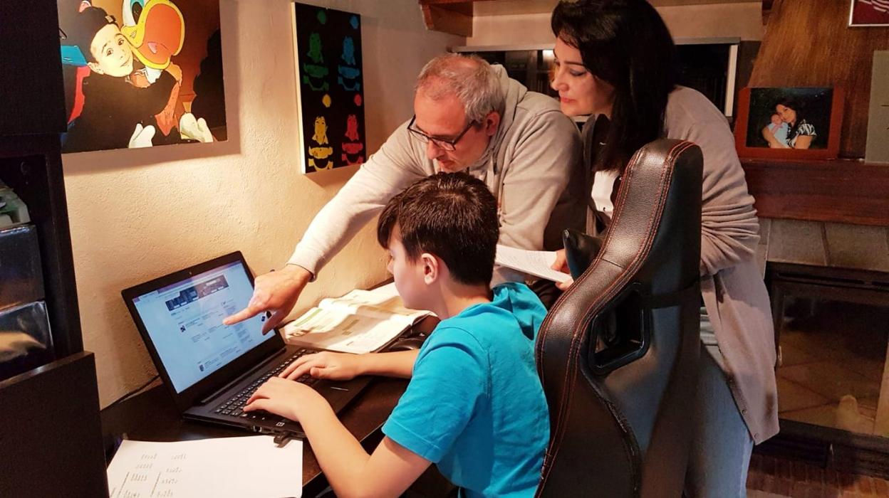 Rafa Marqués y Yolanda Rodríguez con su hijo, Hugo Marqués, alumno del IES de Candás. 