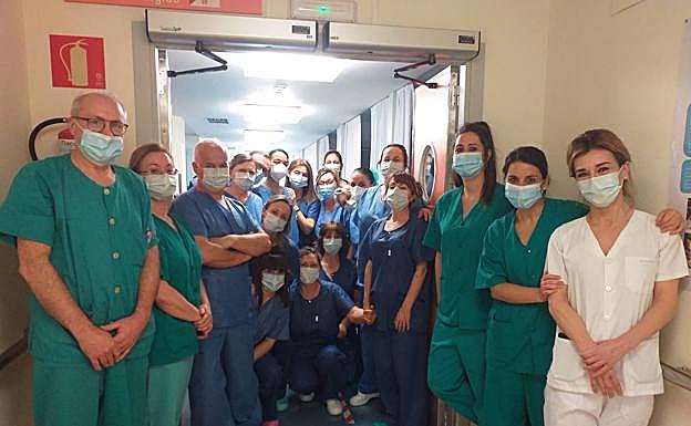 El jefe de la UCI de San Agustín, Manuel Valledor, el primero por la izquierda junto con su equipo.