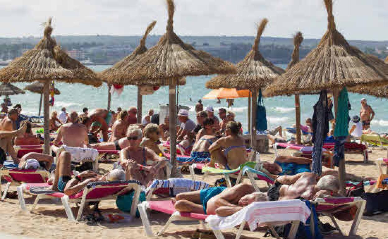 Imagen de archivo de una playa española abarrotada de turistas.