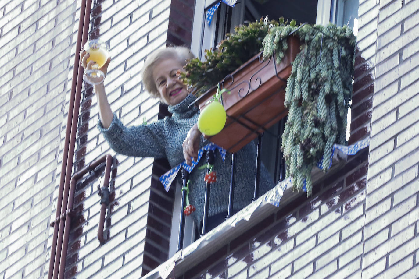 Los vecinos de Gijón volvieron a salir este domingo a las ventanas para disfrutar del vermú dominical.
