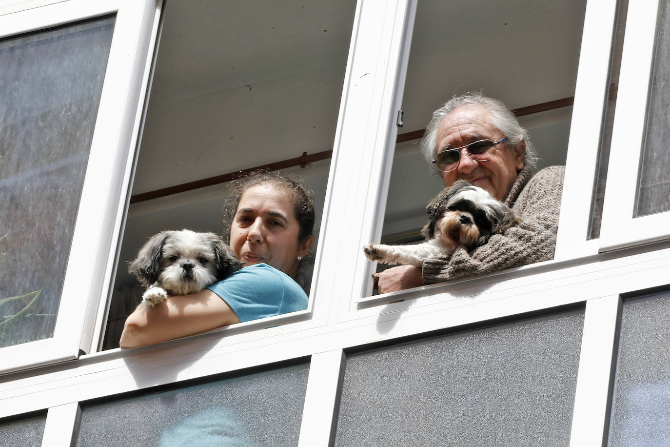 Los vecinos de Gijón volvieron a salir este domingo a las ventanas para disfrutar del vermú dominical.