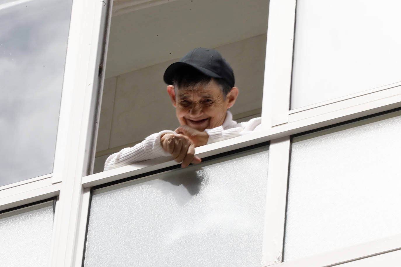 Los vecinos de Gijón volvieron a salir este domingo a las ventanas para disfrutar del vermú dominical.
