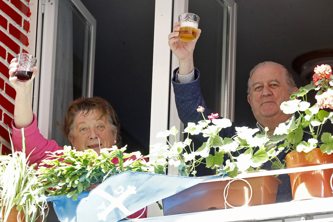 Los vecinos de Gijón volvieron a salir este domingo a las ventanas para disfrutar del vermú dominical.