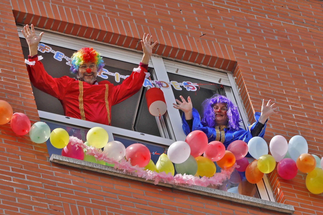 Los vecinos de Gijón volvieron a salir este domingo a las ventanas para disfrutar del vermú dominical.