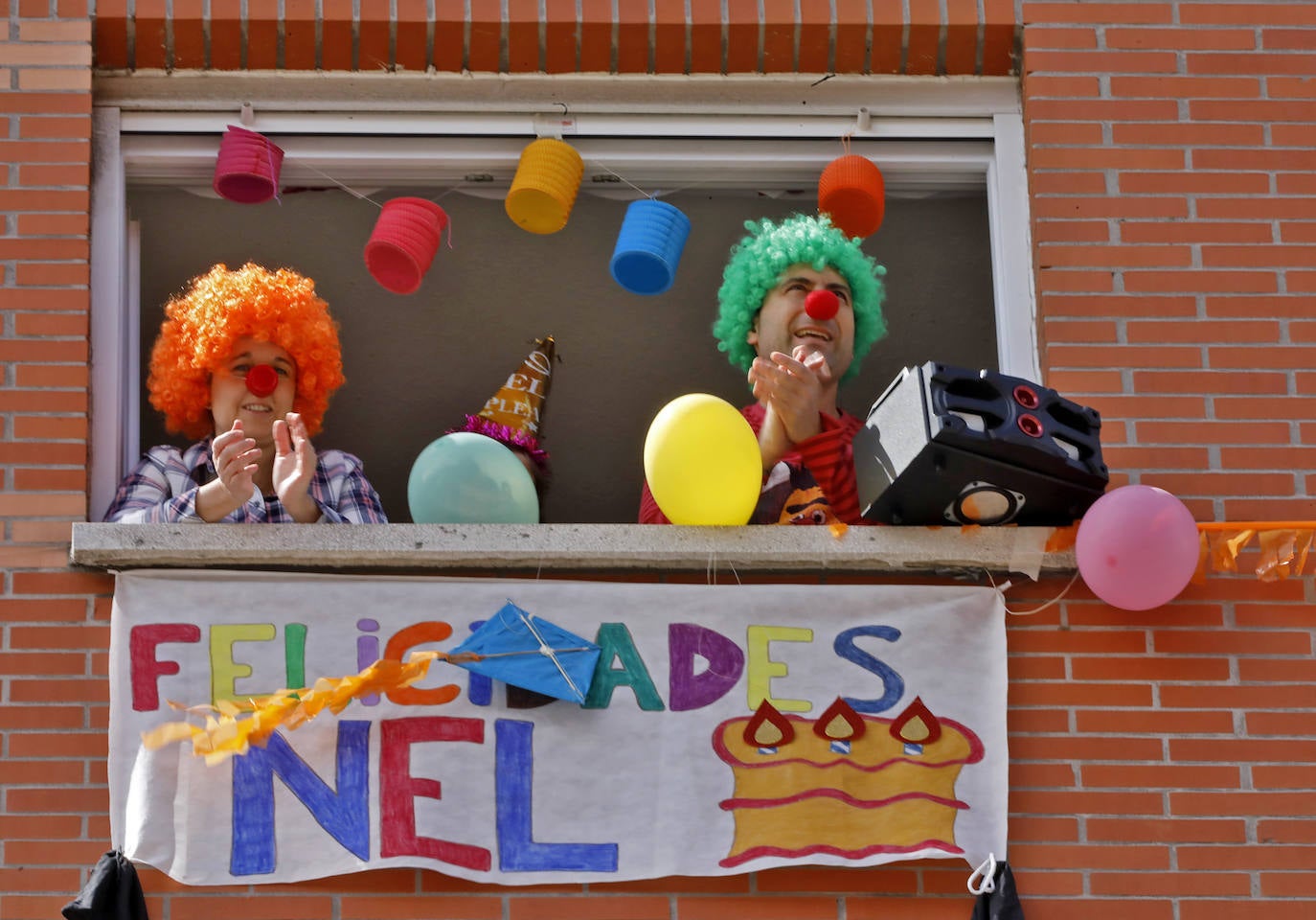 Los vecinos de Gijón volvieron a salir este domingo a las ventanas para disfrutar del vermú dominical.