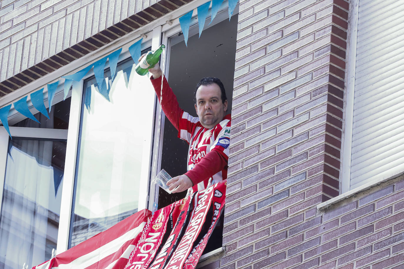 Los vecinos de Gijón volvieron a salir este domingo a las ventanas para disfrutar del vermú dominical.