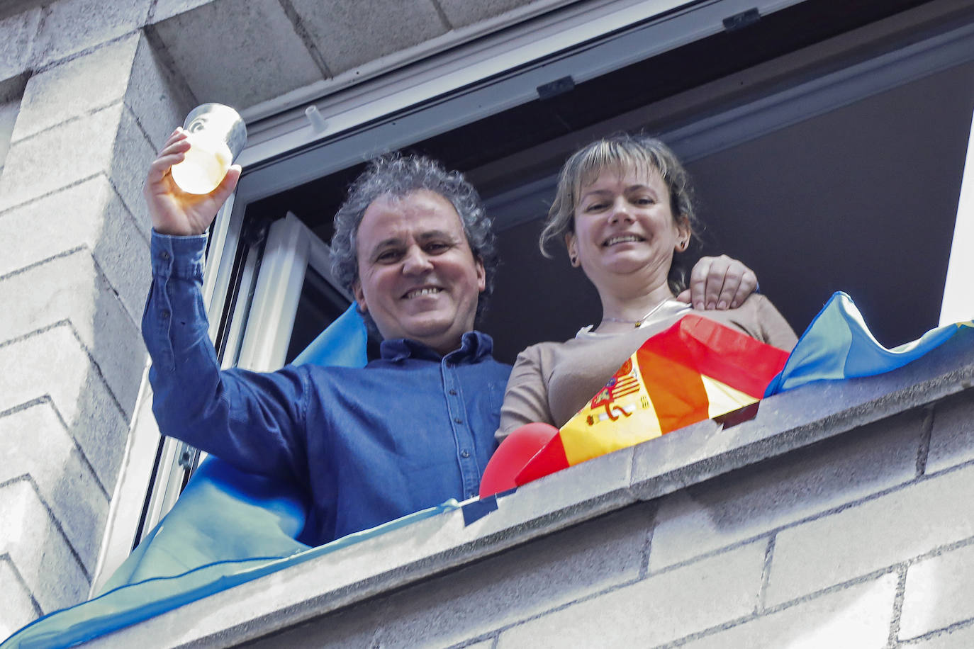 Los vecinos de Gijón volvieron a salir este domingo a las ventanas para disfrutar del vermú dominical.