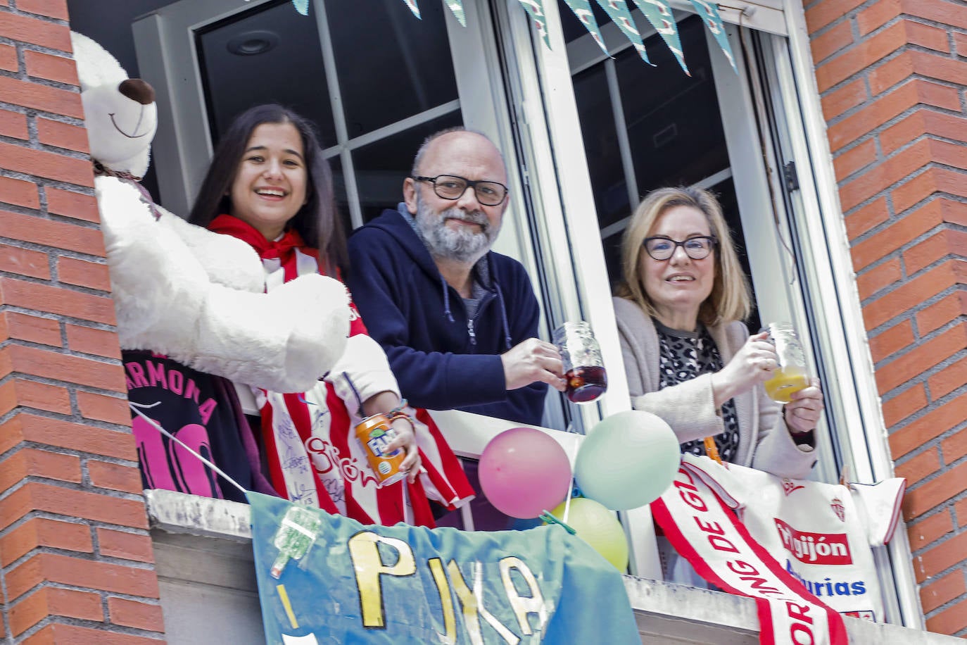 Los vecinos de Gijón volvieron a salir este domingo a las ventanas para disfrutar del vermú dominical.