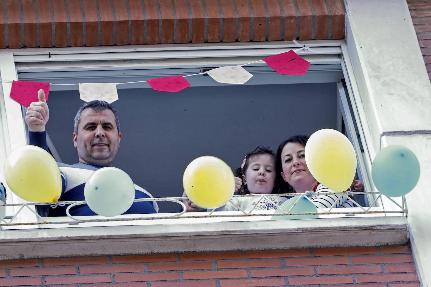 Los vecinos de Gijón volvieron a salir este domingo a las ventanas para disfrutar del vermú dominical.