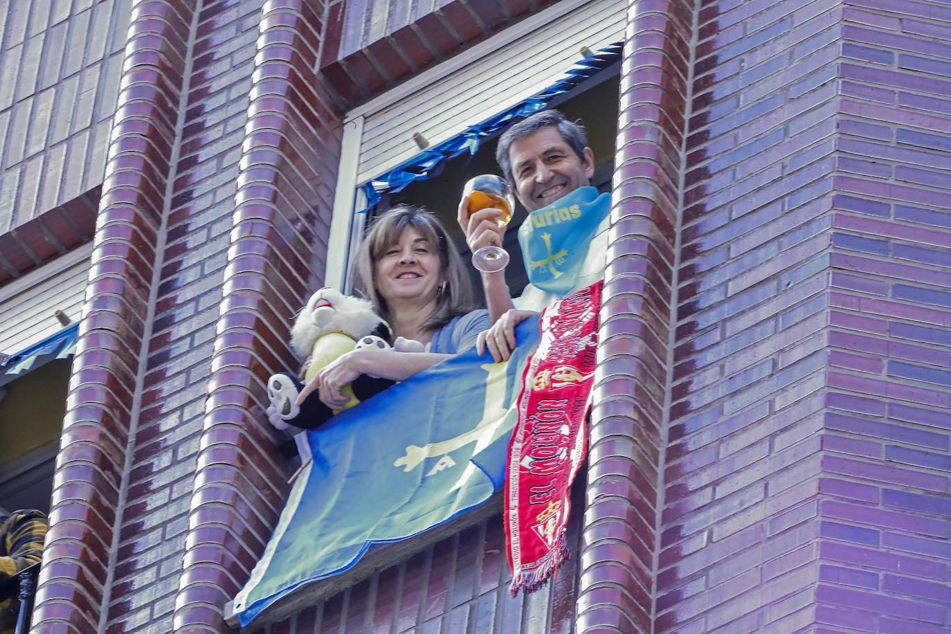 Los vecinos de Gijón volvieron a salir este domingo a las ventanas para disfrutar del vermú dominical.