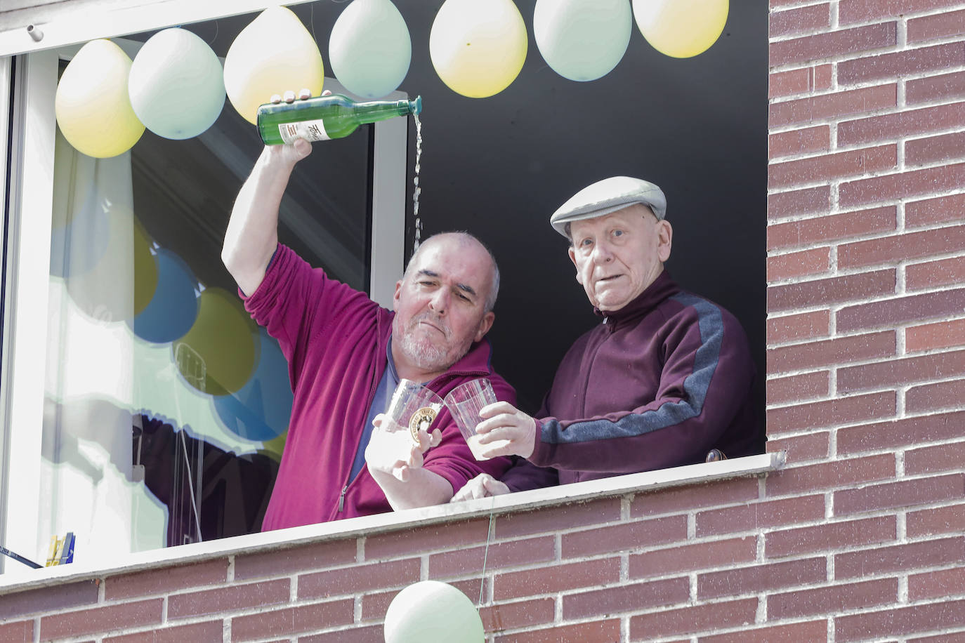 Los vecinos de Gijón volvieron a salir este domingo a las ventanas para disfrutar del vermú dominical.
