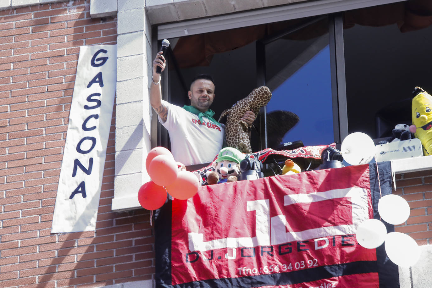 Los vecinos de Gijón volvieron a salir este domingo a las ventanas para disfrutar del vermú dominical.