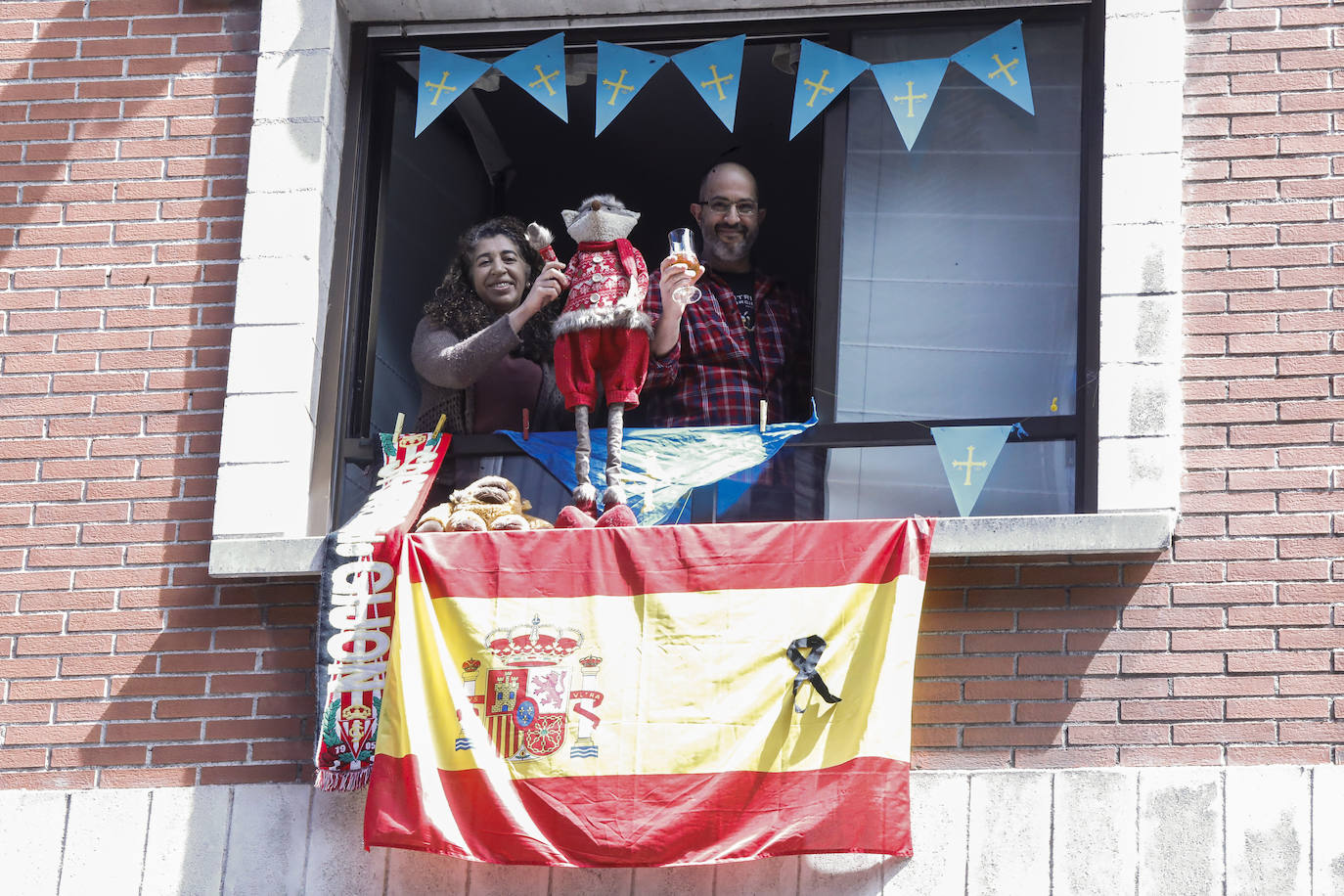 Los vecinos de Gijón volvieron a salir este domingo a las ventanas para disfrutar del vermú dominical.