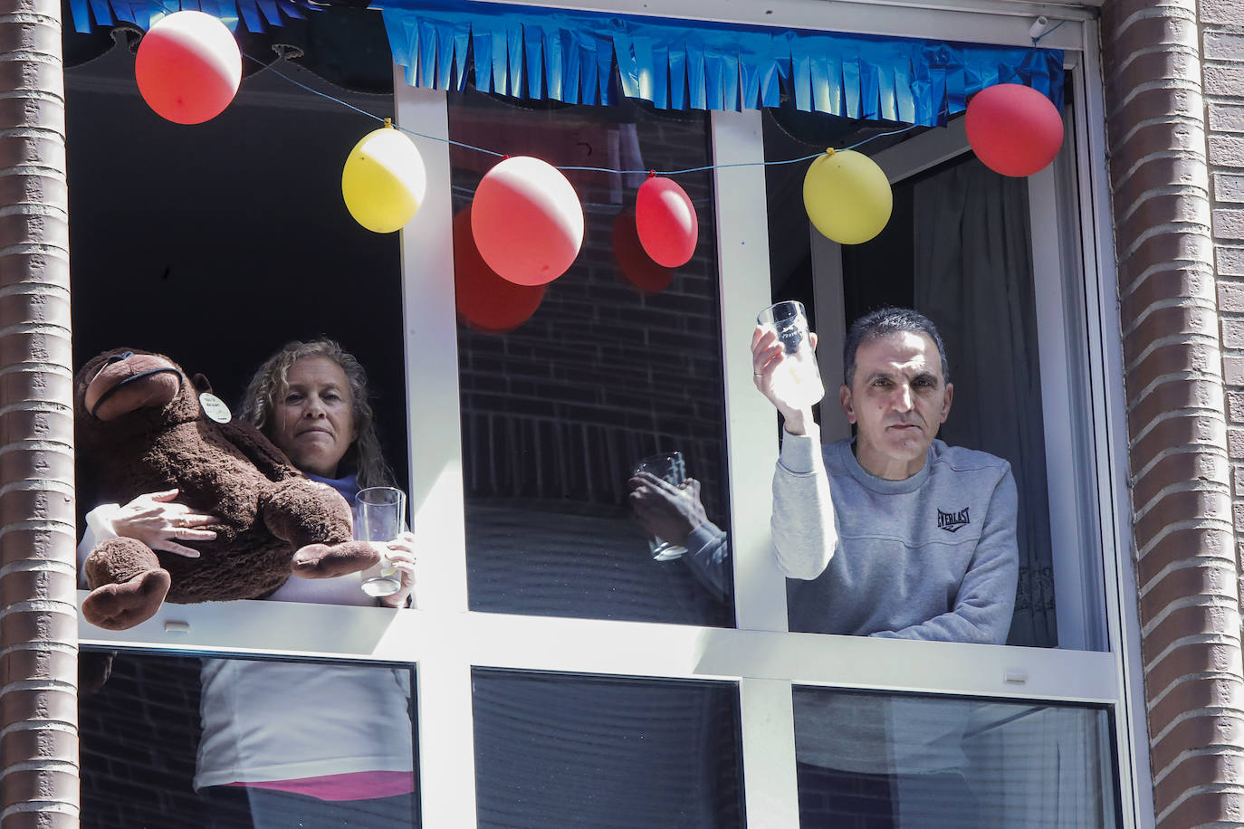 Los vecinos de Gijón volvieron a salir este domingo a las ventanas para disfrutar del vermú dominical.