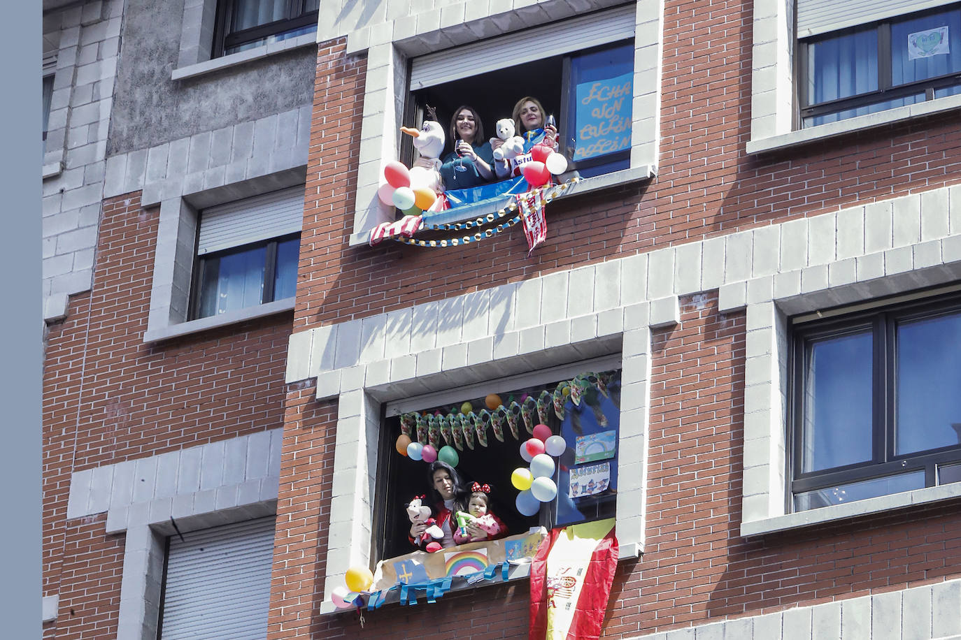 Los vecinos de Gijón volvieron a salir este domingo a las ventanas para disfrutar del vermú dominical.