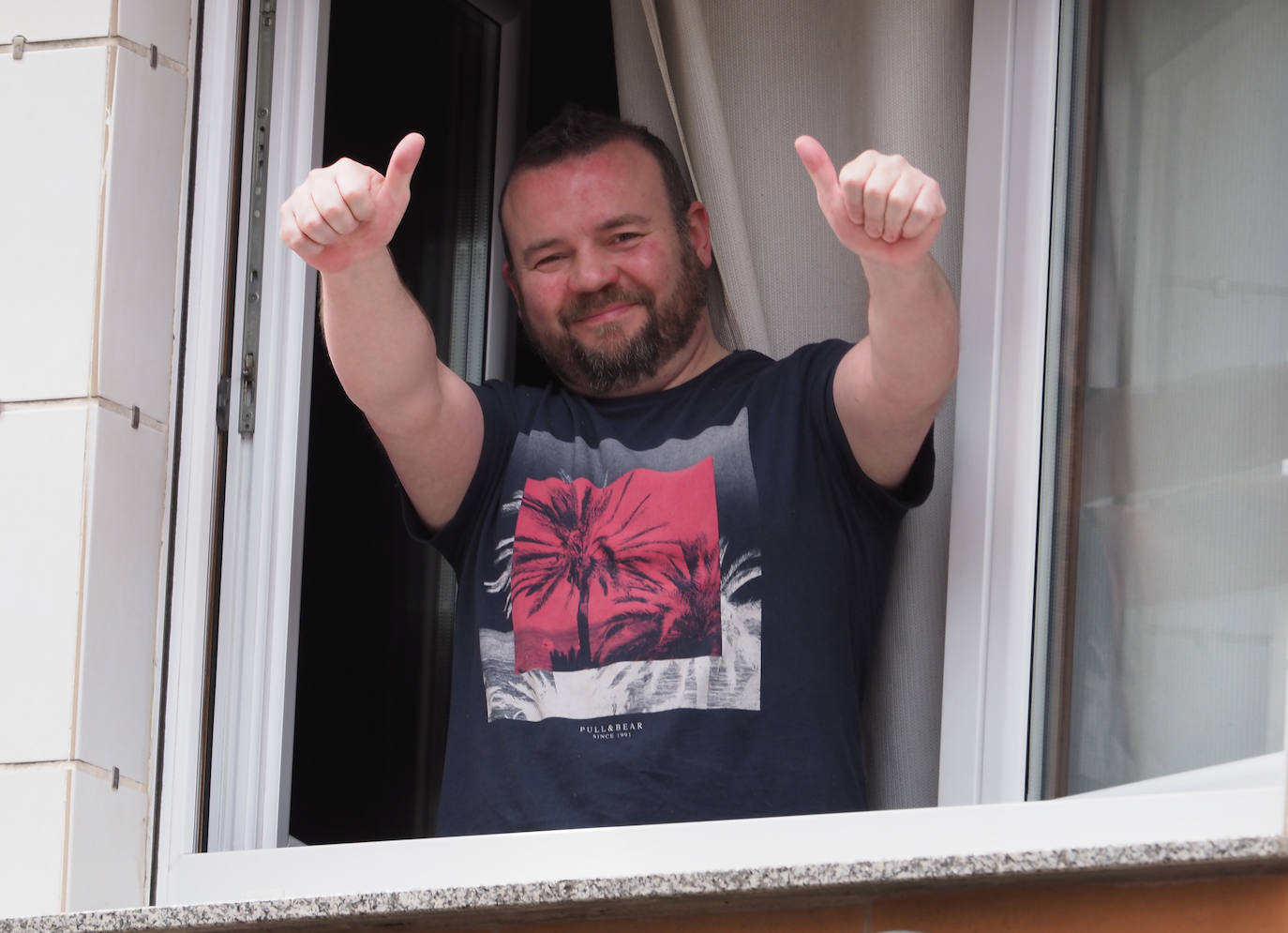 Los vecinos de Gijón volvieron a salir este domingo a las ventanas para disfrutar del vermú dominical.