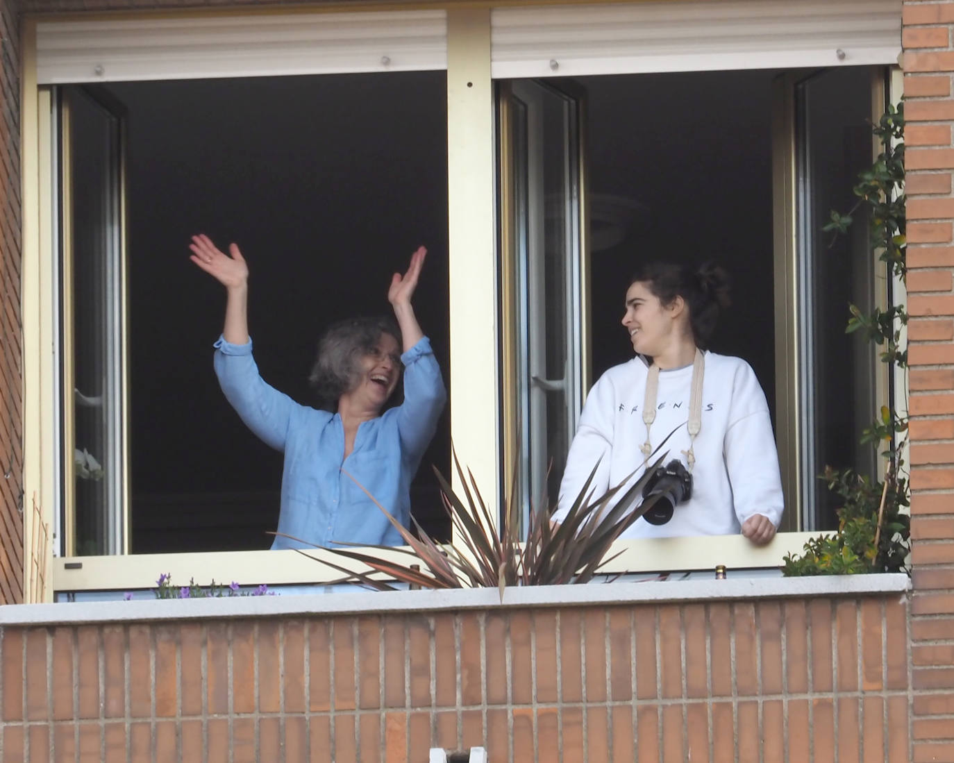 Los vecinos de Gijón volvieron a salir este domingo a las ventanas para disfrutar del vermú dominical.