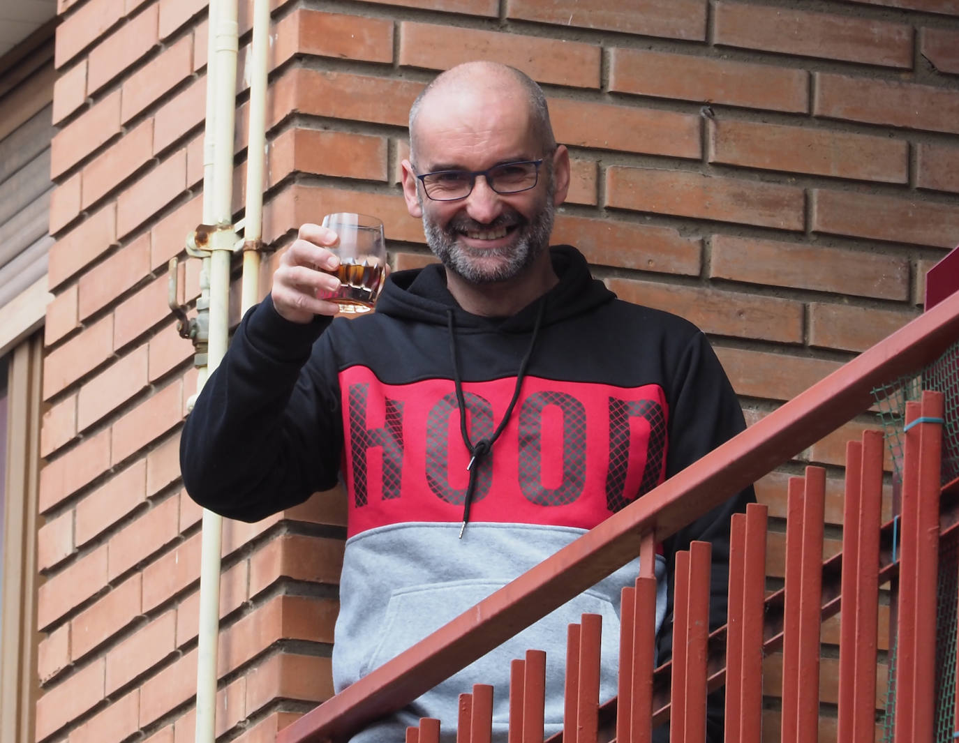 Los vecinos de Gijón volvieron a salir este domingo a las ventanas para disfrutar del vermú dominical.