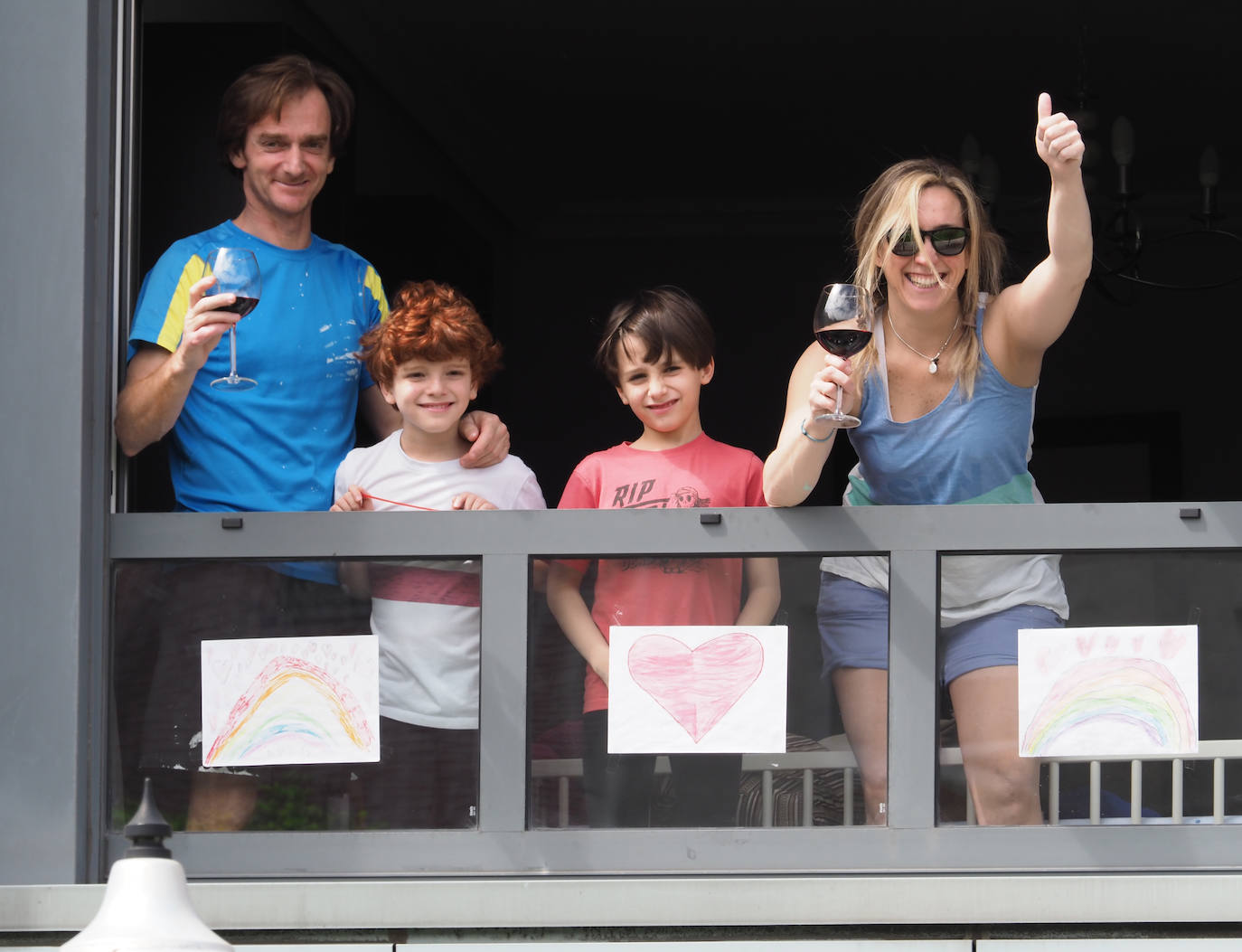 Los vecinos de Gijón volvieron a salir este domingo a las ventanas para disfrutar del vermú dominical.