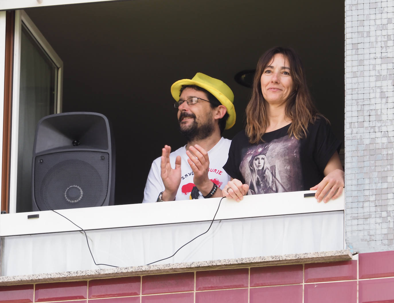 Los vecinos de Gijón volvieron a salir este domingo a las ventanas para disfrutar del vermú dominical.