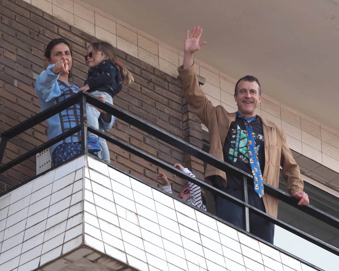 Los vecinos de Gijón volvieron a salir este domingo a las ventanas para disfrutar del vermú dominical.