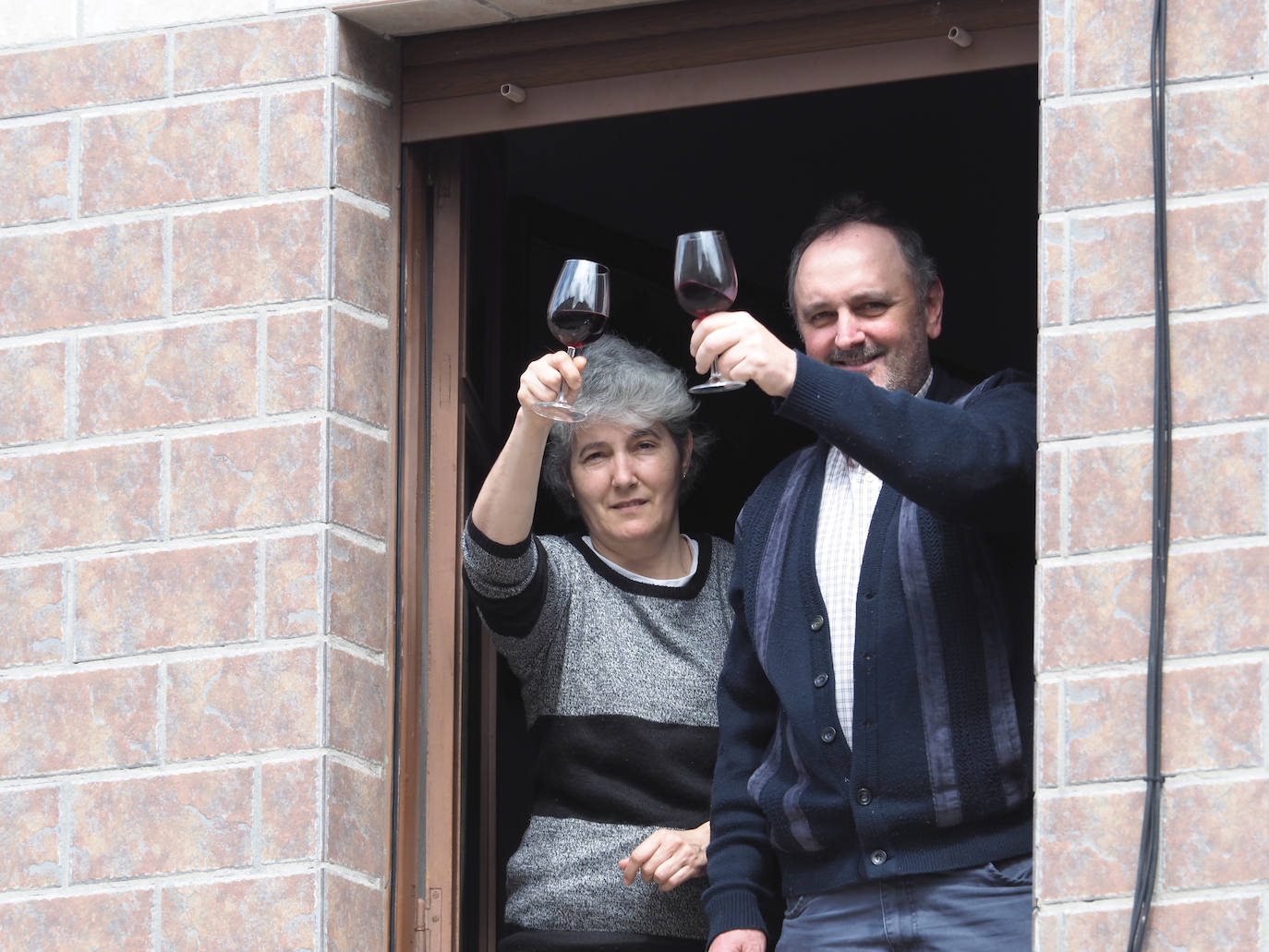 Los vecinos de Gijón volvieron a salir este domingo a las ventanas para disfrutar del vermú dominical.