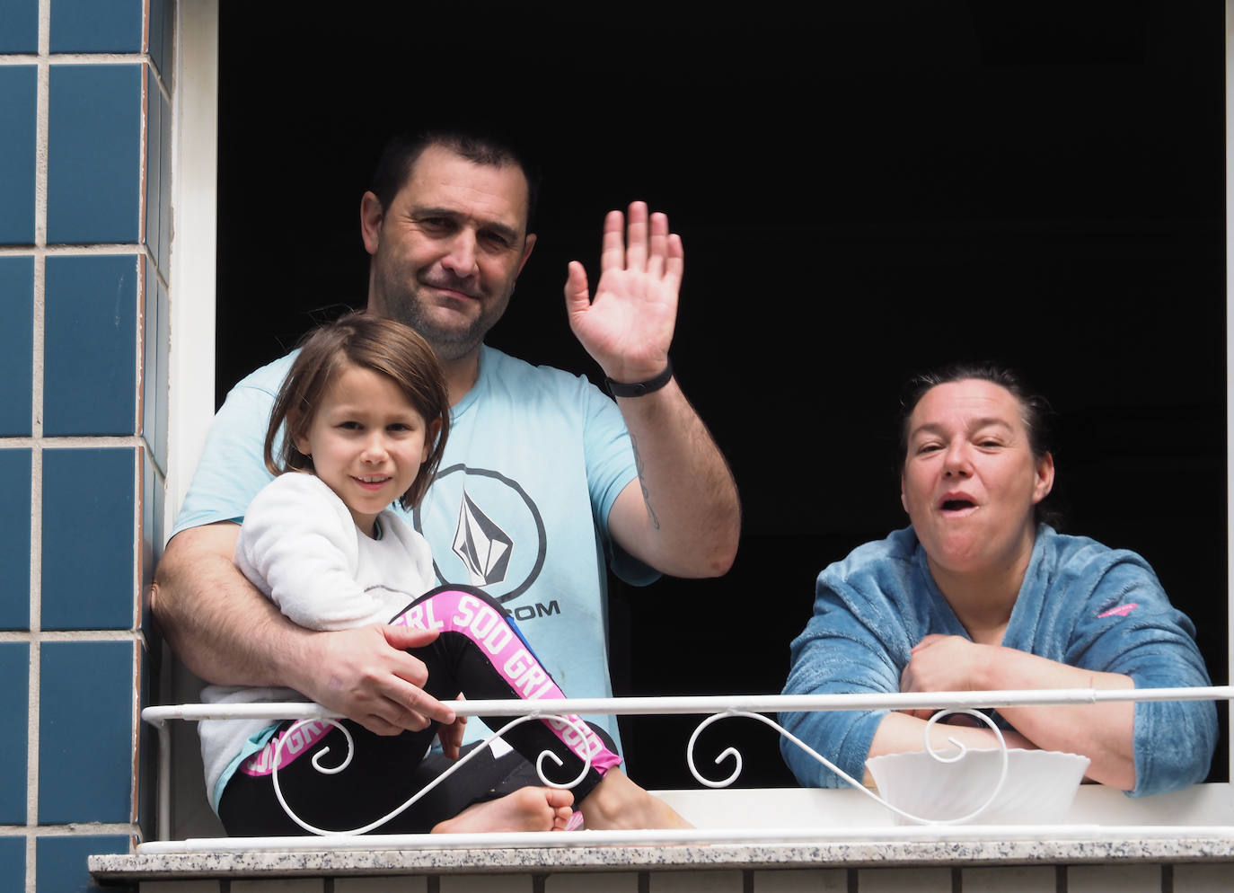 Los vecinos de Gijón volvieron a salir este domingo a las ventanas para disfrutar del vermú dominical.