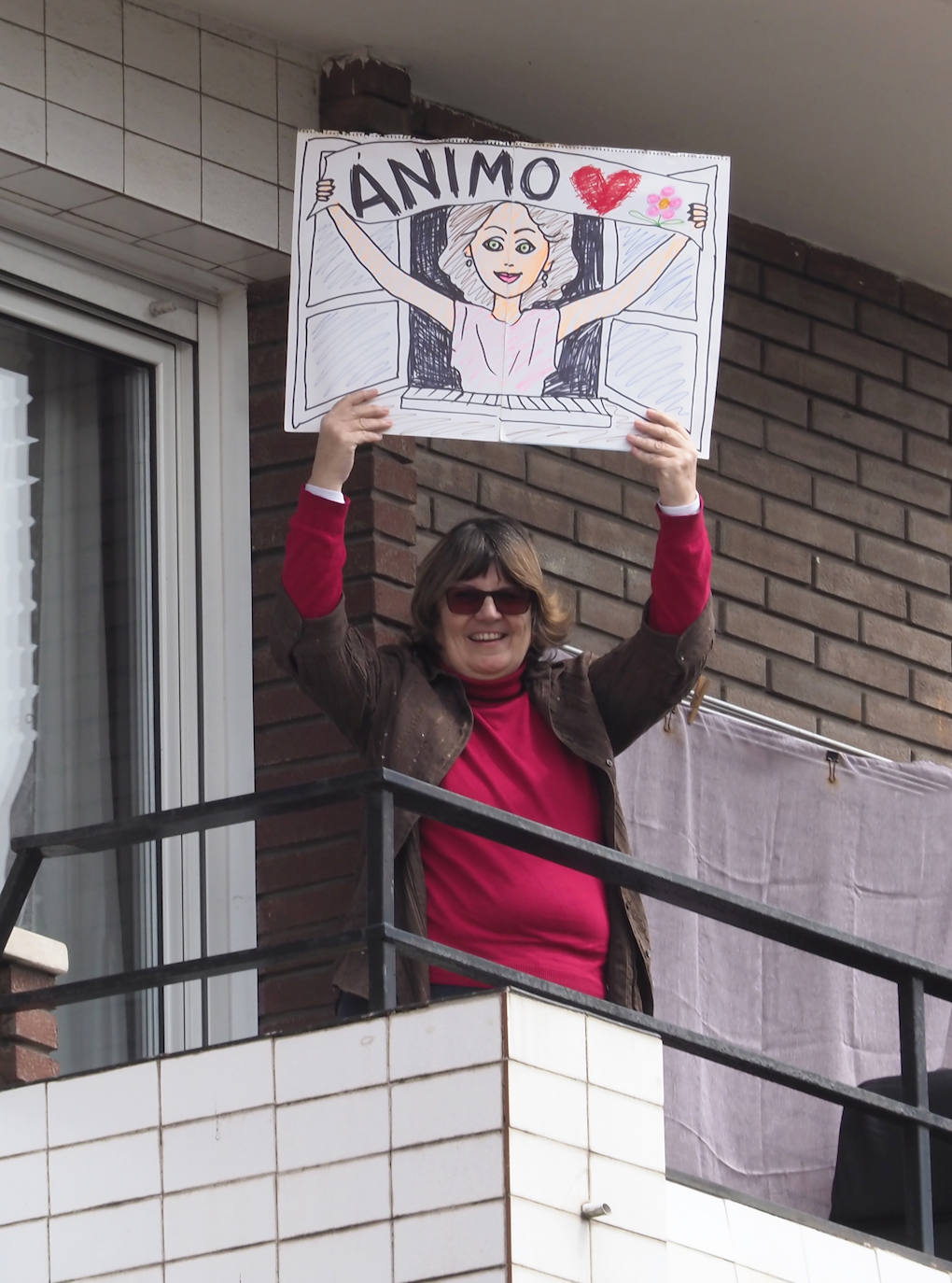 Los vecinos de Gijón volvieron a salir este domingo a las ventanas para disfrutar del vermú dominical.
