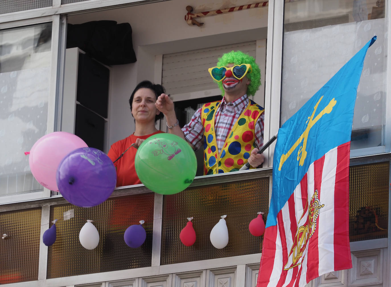 Los vecinos de Gijón volvieron a salir este domingo a las ventanas para disfrutar del vermú dominical.